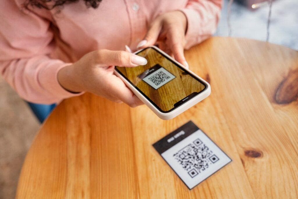អតិថិជនស្កេន QR menu នៅលើតុភោជនីយដ្ឋាន